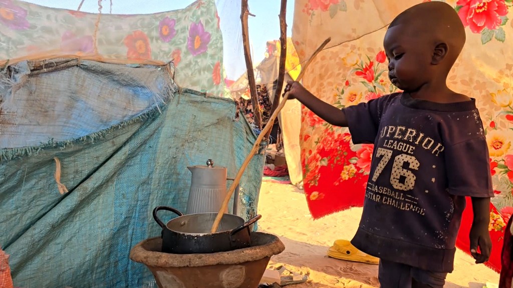 Ребенок в лагере беженцев в Тавиле, Дарфур.